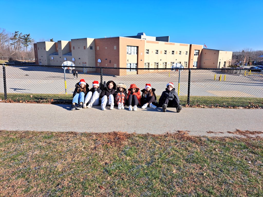 notoriousmrbigg's tweet photo. The Grade 8s enjoying some #DPA in the beautiful sunshine today ๐ The fresh air & exercise certainly woke us up! ๐
๐โฝ Make sure u have ur outdoor shoes on!! ๐๐ฟ @MargueriteHCDSB @missobrien11 @opheacanada https://t.co/yfVd8pY5zP