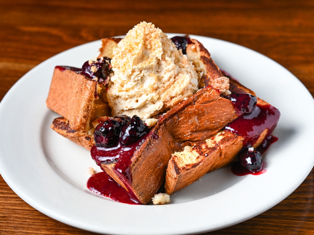 It's pretty, isn't it? It tastes even better! 

𝕃𝕒 𝕍𝕚𝕕𝕒 𝔻𝕦𝕝𝕔𝕖

Translation: The Sweet Life
Travel: Argentina

Brioche french toast stuffed with house made dulce de leche and topped with a dulce whipped cream, shortbread crumble, & a spread of blackberry ginger compote.