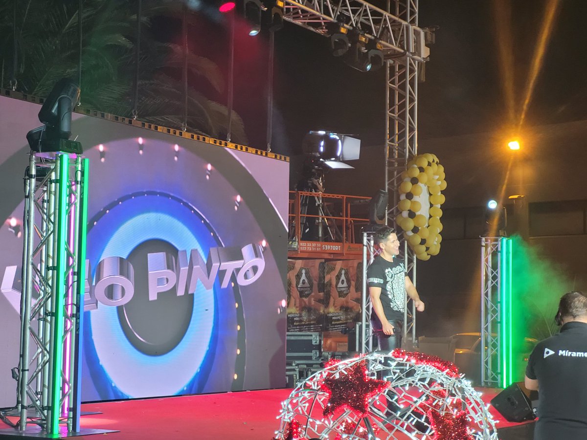 mirametvcom's tweet photo. ¡Oímos el canto de Neo Pinto! Muchas gracias una año más por subirte a este escenario con nosotros 🧡🧡 @OficialNeoPinto 
#telemaraton #compartirCANARIAS https://t.co/8hKZhHomaB