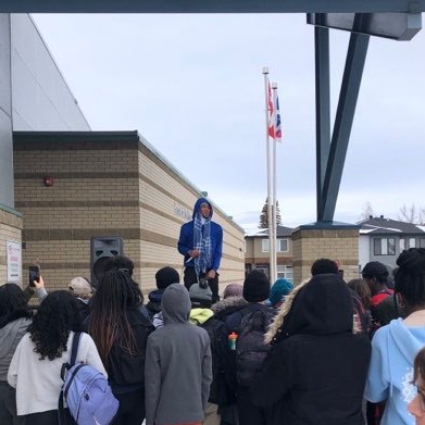 Vendredi, un élève de 12e a presenté ses chansons aux élèves de l'école. Bravo Jefferson <a href="/tpoints45/">Jefferson🤍</a> !