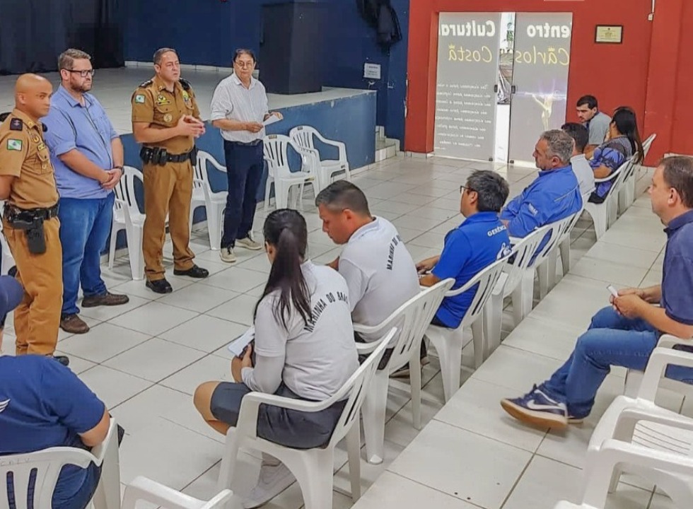 Maringa_Post's tweet photo. Em Porto Rico, PMPR orienta donos de marinas sobre medidas para evitar acidentes - A Polícia Militar do Paraná (PMPR), em conjunto com a Marinha do Brasil, realizou nesta quarta-feira (21) reunião com representantes das Marinas instaladas em Porto Rico, no Noroeste do Estado, ... https://t.co/9IpGr6Kzwy