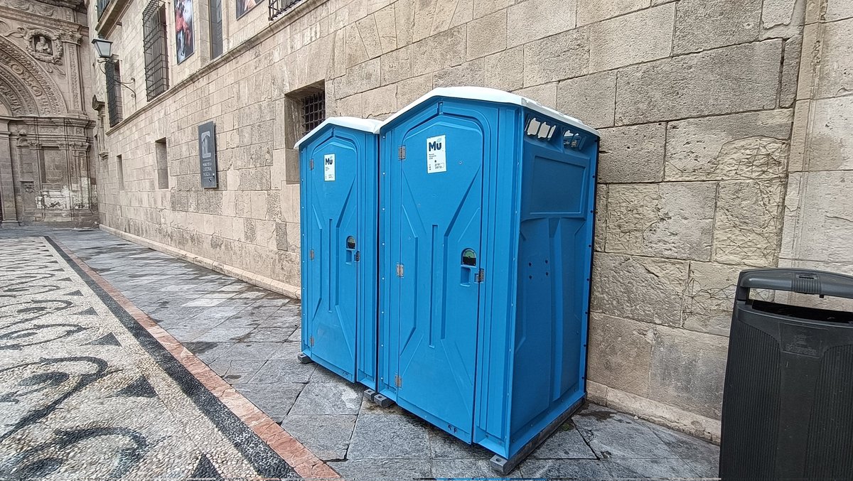 huermur's tweet image. El @AytoMurcia y @mucsostenible llenan de retretes 🚾 el entorno de la catedral, incluso los colocan junto a sus muros. ¿No había un sitio más discreto ni más acorde? Hay que tener un poco más de sensibilidad a la hora de colocar estas cosas en el centro histórico de #Murcia