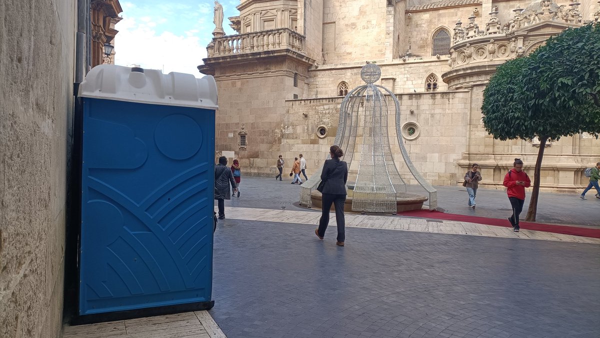 huermur's tweet image. El @AytoMurcia y @mucsostenible llenan de retretes 🚾 el entorno de la catedral, incluso los colocan junto a sus muros. ¿No había un sitio más discreto ni más acorde? Hay que tener un poco más de sensibilidad a la hora de colocar estas cosas en el centro histórico de #Murcia