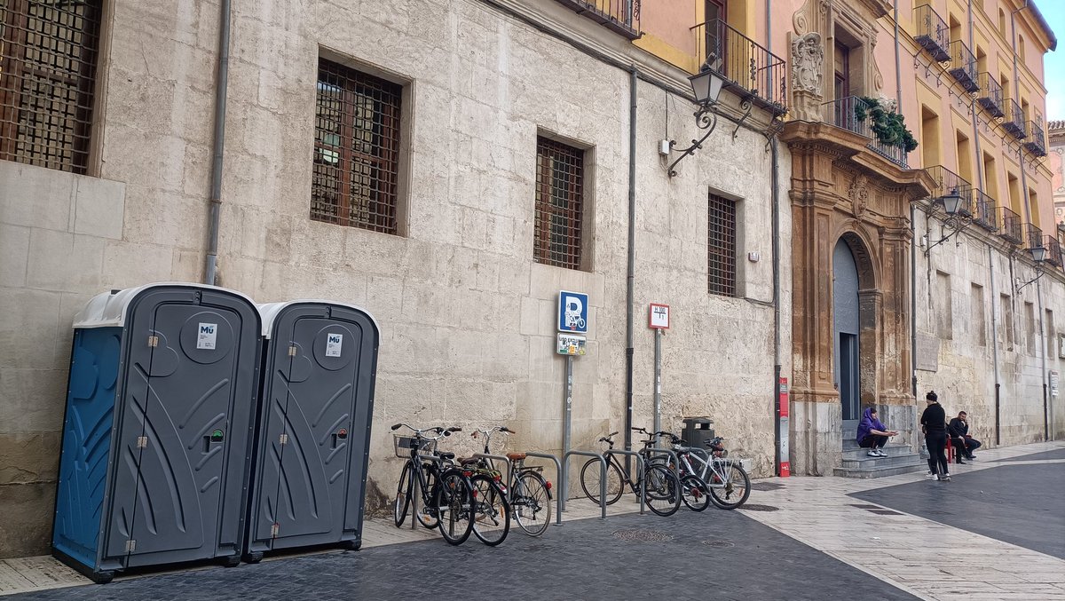 huermur's tweet image. El @AytoMurcia y @mucsostenible llenan de retretes 🚾 el entorno de la catedral, incluso los colocan junto a sus muros. ¿No había un sitio más discreto ni más acorde? Hay que tener un poco más de sensibilidad a la hora de colocar estas cosas en el centro histórico de #Murcia
