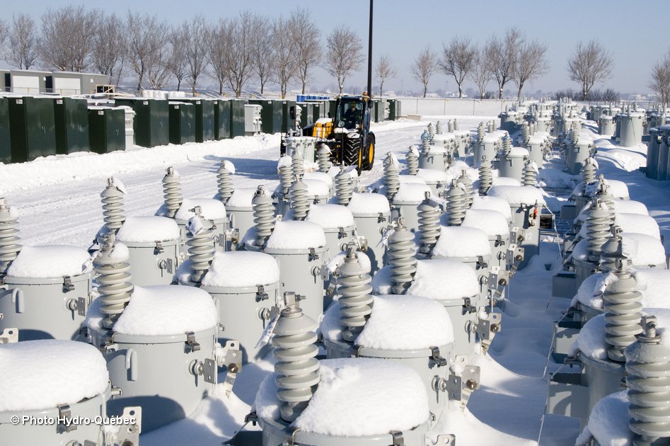 client_hydro's tweet image. Une importante tempête hivernale pourrait causer des #pannes un peu partout au #Québec, dès jeudi soir. Nous suivons l’évolution de la situation et seront prêts à intervenir dès que nécessaire. Comment vous préparer à l'éventualité d'une panne? 👇pannes.hydroquebec.com/pannes/en-cas-…