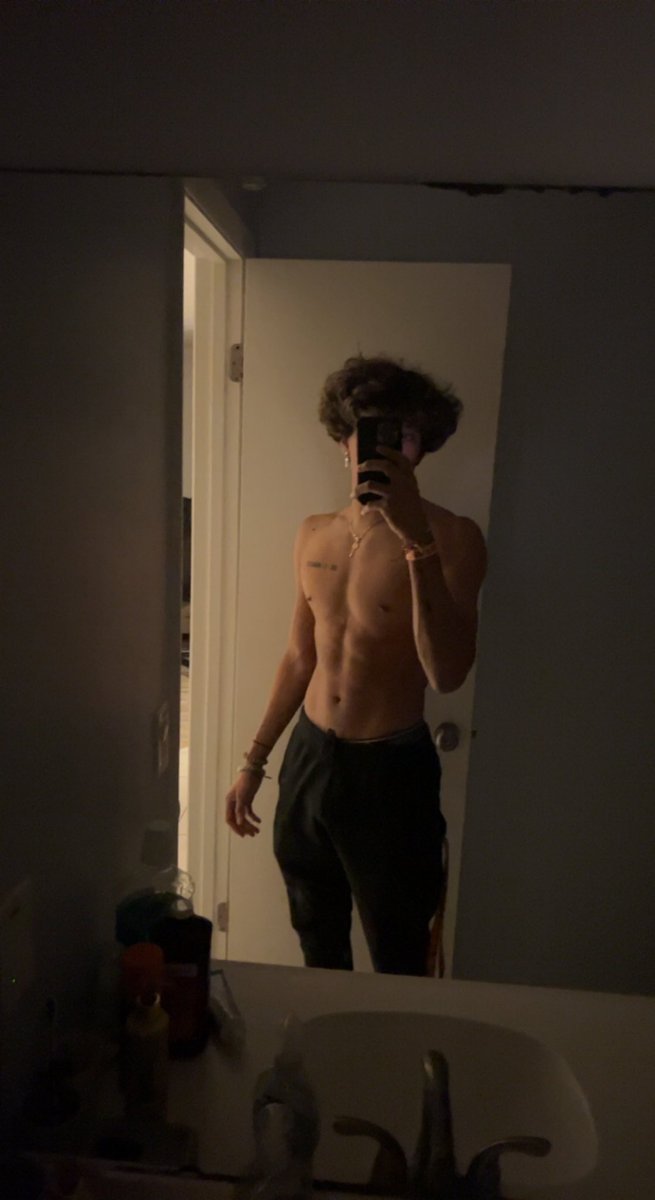 Thekingbob19's tweet photo. About to hit the gym wanna shower w me first 😜 https://t.co/Zb2gfuY0K6
