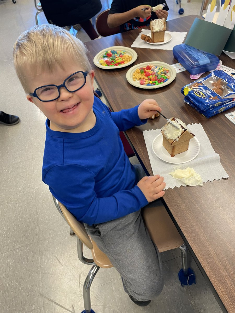 MrsRussoFRSD's tweet photo. We’re getting in the holiday spirit in room 34! This week we have been reading different “Gingerbread Man” books. Today we read one of my favorites- Gingerbread Baby by Jan Brett. Then we got to decorate our own gingerbread houses! @CopperHillES https://t.co/tmOhypTy7v