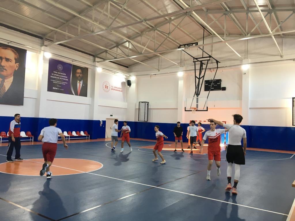 AntalyaKYGM's tweet photo. Yurtlar arası basketbol yarı final maçı  
Şehzade Korkut Yurdu,Ahmet Hamdi Akseki Yurdu arasında oynandı.

Sonuç:🔽

Şehzade Korkut Yurdu:67
Ahmet Hamdi Akseki:38 https://t.co/l3eYLxcgtA