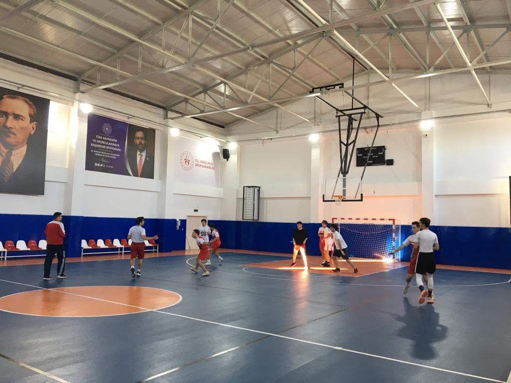AntalyaKYGM's tweet photo. Yurtlar arası basketbol yarı final maçı  
Şehzade Korkut Yurdu,Ahmet Hamdi Akseki Yurdu arasında oynandı.

Sonuç:🔽

Şehzade Korkut Yurdu:67
Ahmet Hamdi Akseki:38 https://t.co/l3eYLxcgtA