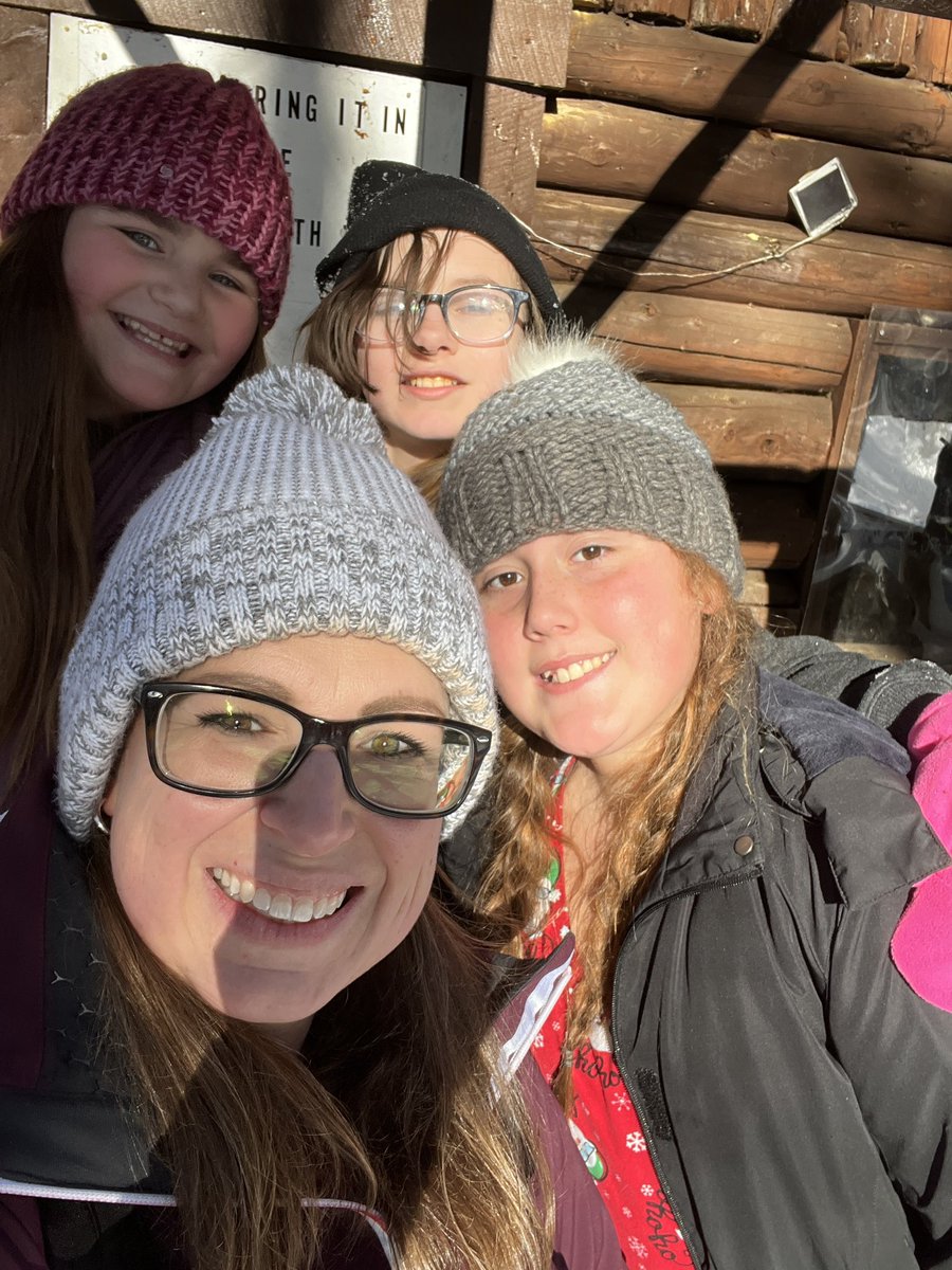 MrsColarusso's tweet photo. Snowshoe crews during 5th grade PE and recess! #WESNHpride https://t.co/VtxH0djYZp