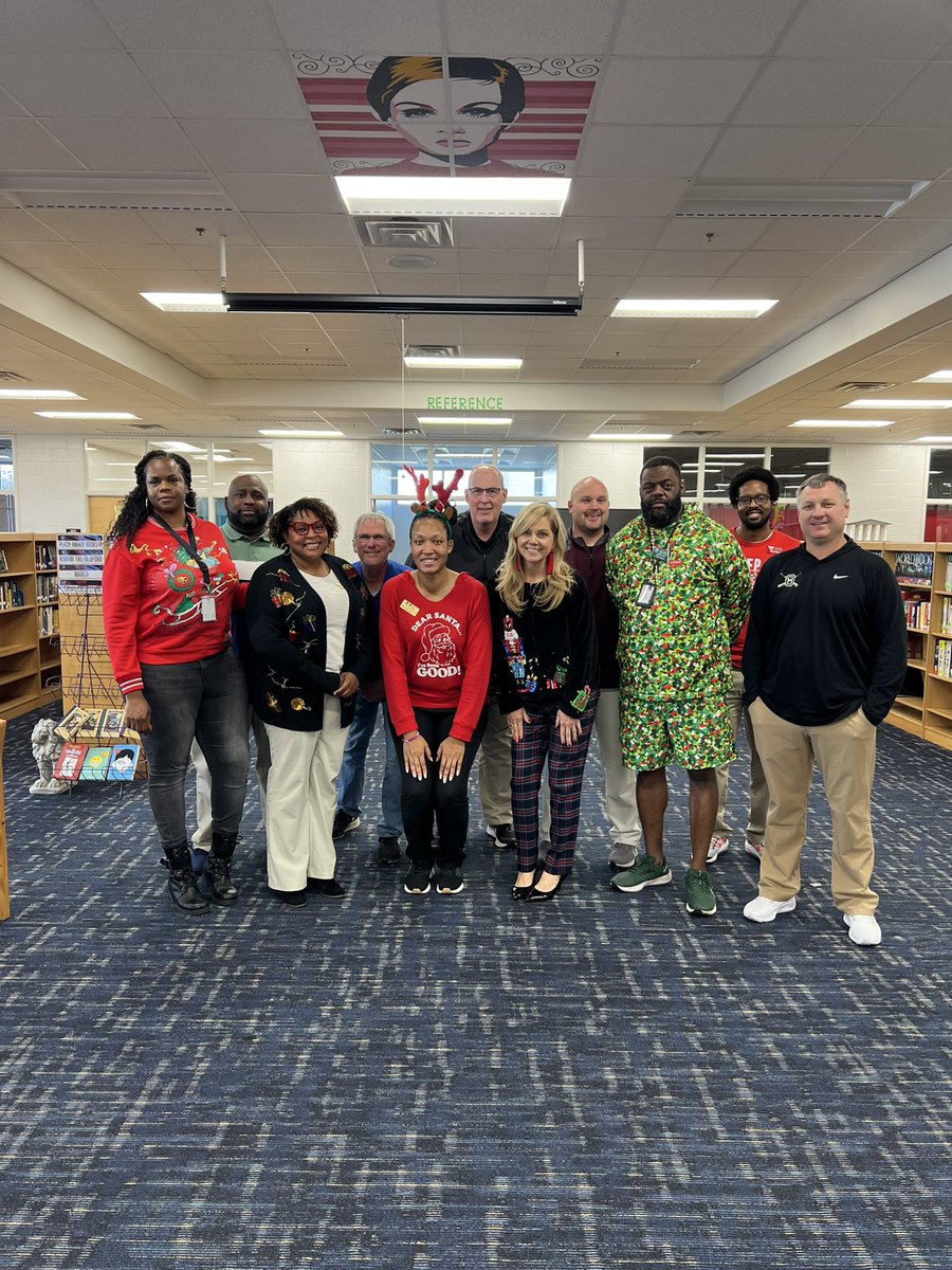 AthleticsHenry's tweet photo. Happiest of Holidays from the HCS Athletics Family to your family! May all the blessings of the season be yours! 🎄❤️ https://t.co/LsFugJuzvY