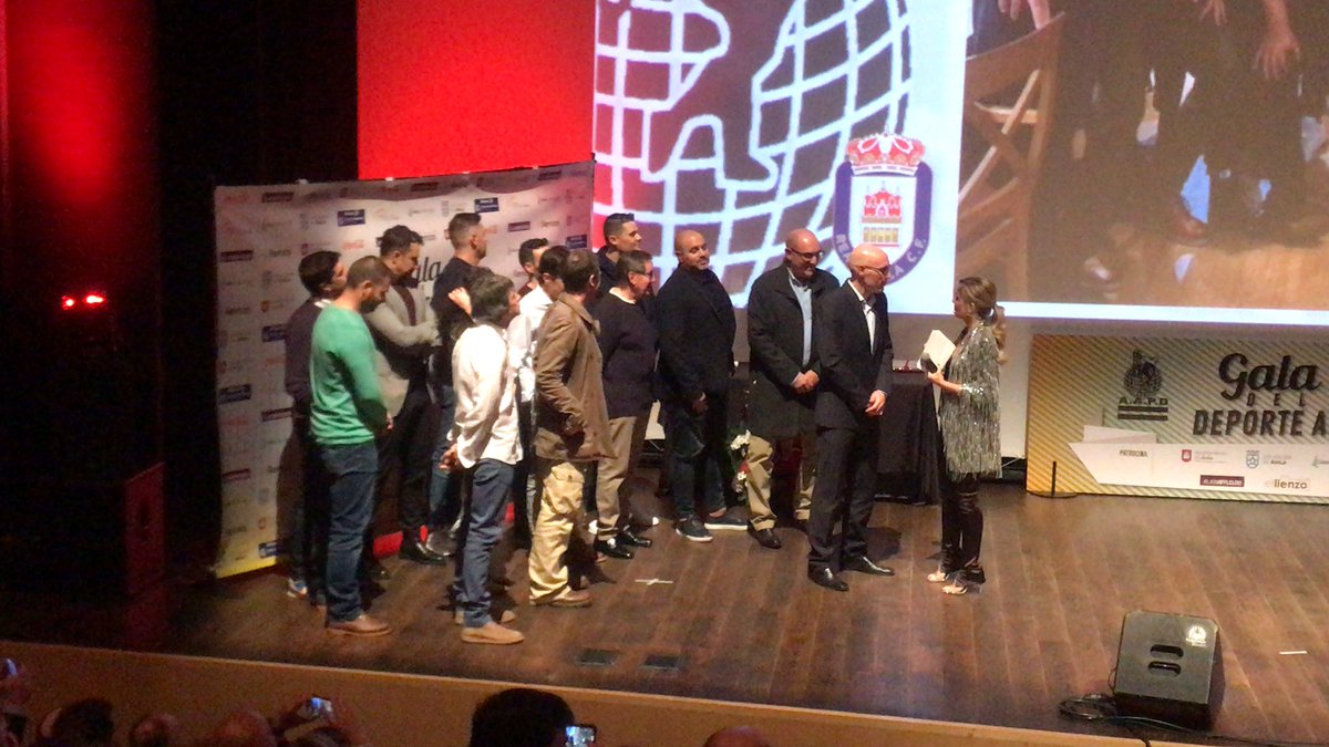 Dos décadas se han cumplido desde que <a href="/RealAvilaCF/">Real Ávila CF</a> ascendiera a Segunda División B. Integrantes de la plantilla de aquella época recogen el premio de la <a href="/AAPDAvila/">AAPD</a> . <a href="/rfef/">RFEF</a> <a href="/FCyLF/">RFCYLF</a> 
#GaladeldeportedeAvila