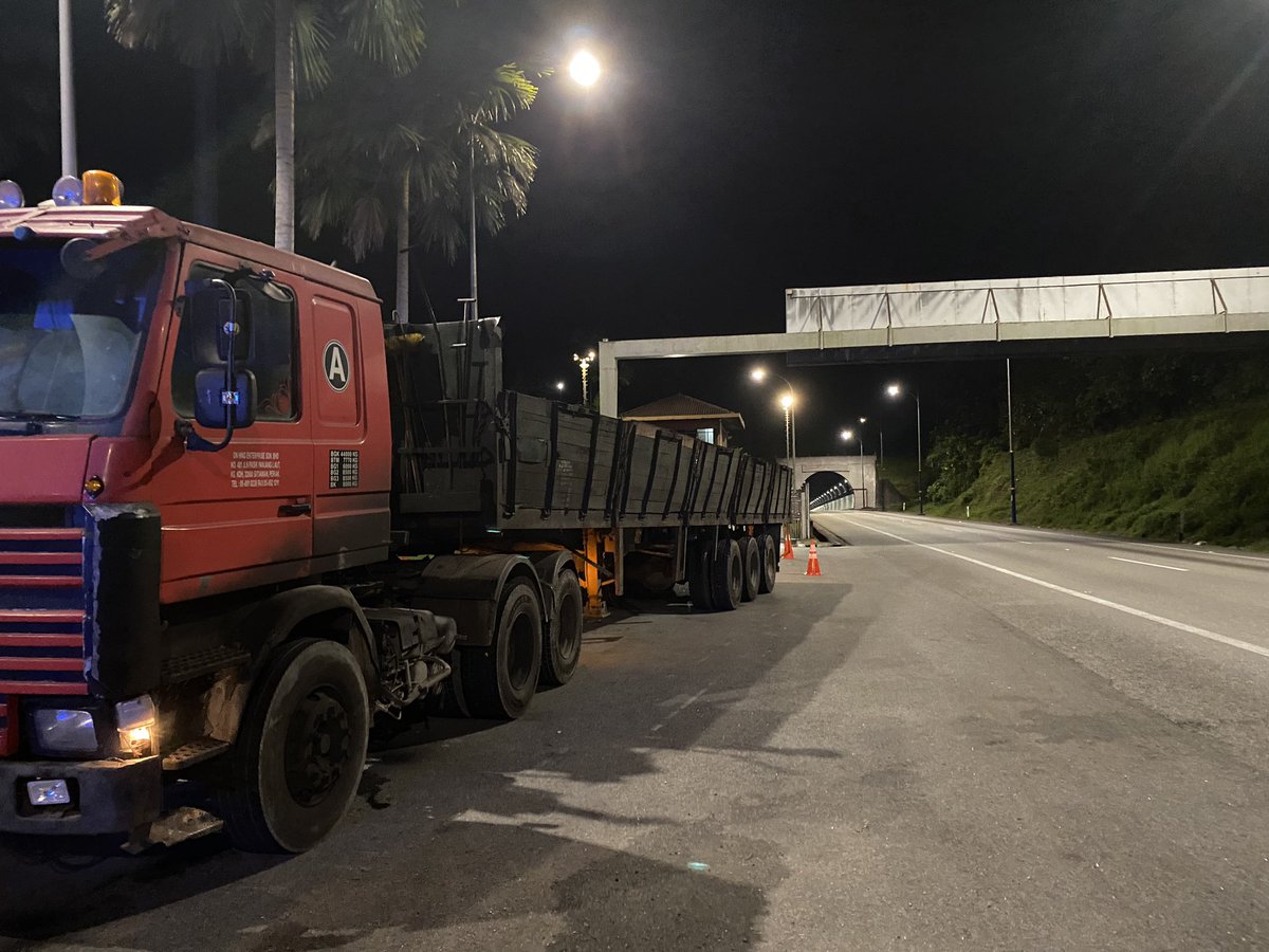 abangtrucker's tweet photo. tq abg plus tarikkan ketepi https://t.co/vZCNYD46dl