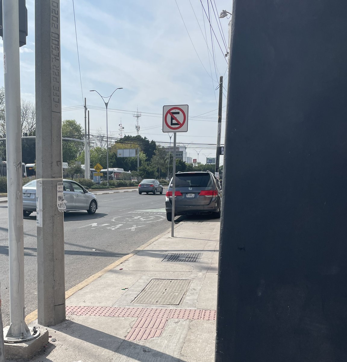 ciudadhumanahoy's tweet photo. @SSPMQueretaro Su apoyo para infraccionar y retirar camioneta estacionada en la banqueta. Sobre Constituyentes esquina con Plateros. Col Carretas. Frente al módulo de policía. https://t.co/lvbuqv5osm
