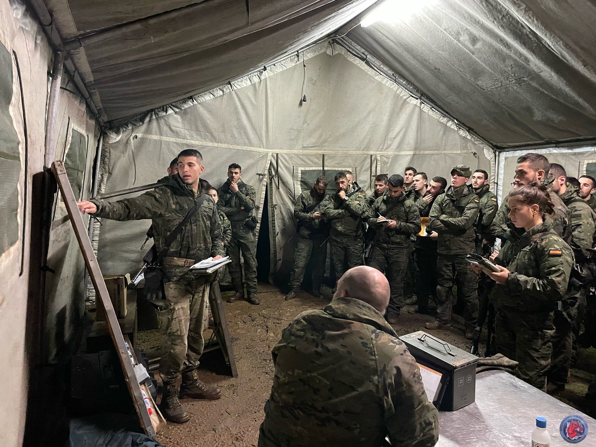 #Buenasnoches. Reafirmará su liderazgo procurando conseguir el apoyo y cooperación de sus subordinados por el prestigio adquirido con su ejemplo, preparación y capacidad de decisión. RR.OO Art. 54.
#SomostuEjército 🇪🇸 ejercito.defensa.gob.es