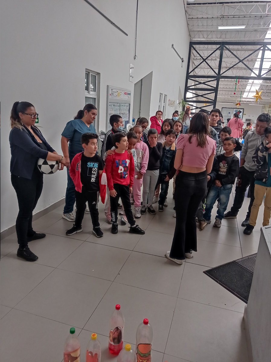 SlisRafaelUU's tweet photo. En el cierre del proyecto de Alimentación Integral - modalidad comedores comunitarios, se lleva a cabo el diálogo de saberes entre sus participantes, a través de una divertida dinámica por estaciones y diversos juegos de integración. #QuédateConLoMejorDeBogotáEnEstaNavidad https://t.co/6f2D1r963T
