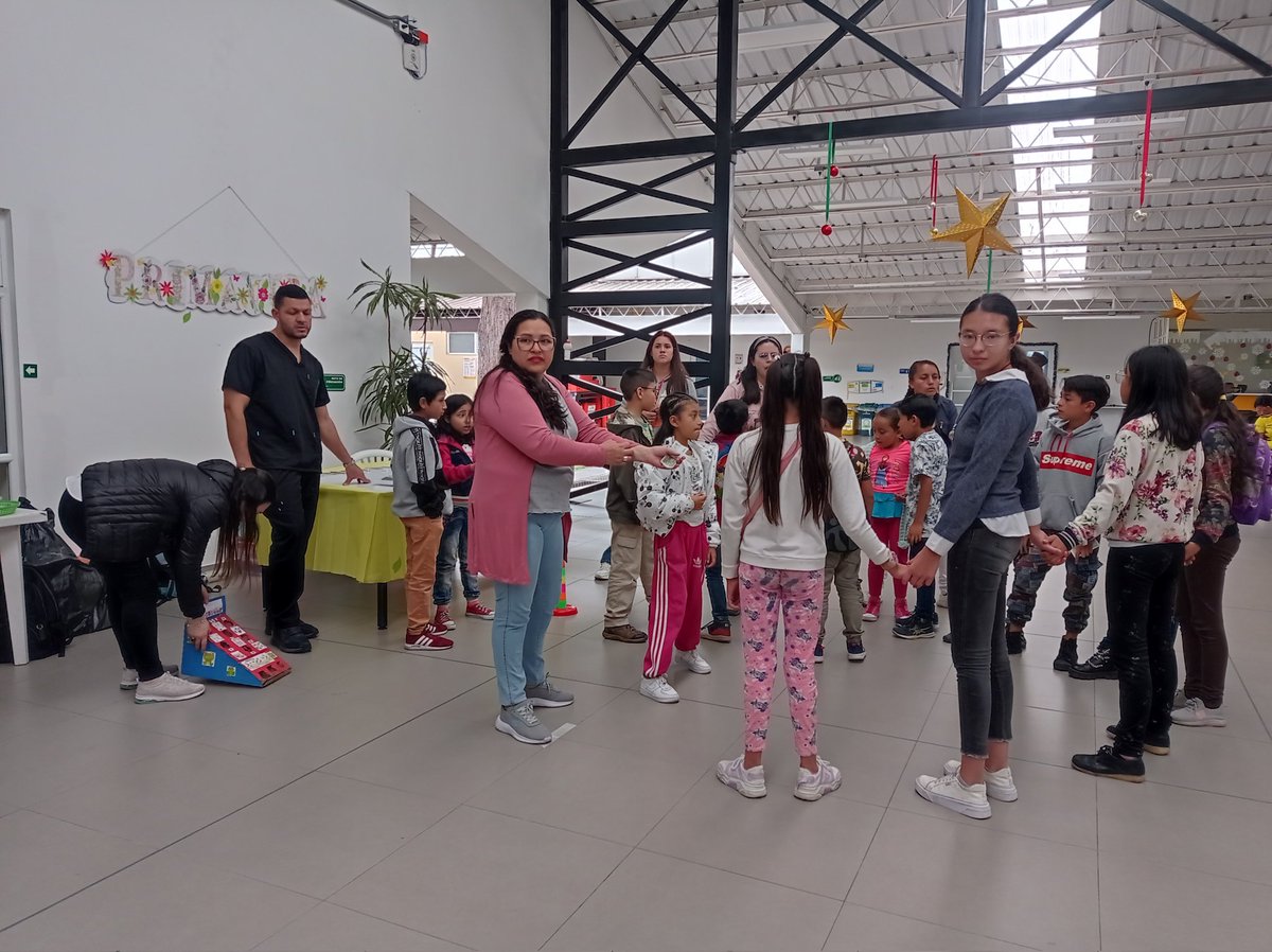 SlisRafaelUU's tweet photo. En el cierre del proyecto de Alimentación Integral - modalidad comedores comunitarios, se lleva a cabo el diálogo de saberes entre sus participantes, a través de una divertida dinámica por estaciones y diversos juegos de integración. #QuédateConLoMejorDeBogotáEnEstaNavidad https://t.co/6f2D1r963T