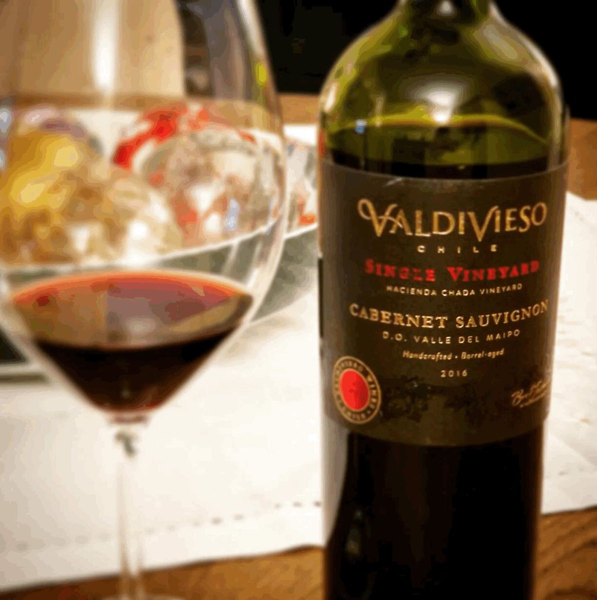VivaoVinho's tweet photo. Visitamos o Chile, na figura deste Cabernet Sauvignon.
Encorpado e potente, traz uma boa dose de pimentão e um fundo de fumo.
Os taninos estão vivos para um 2016.
#lisbon #lisboa #vinho #wine #vivaovinho #winetip #chile #vinhochileno #cabernetsauvignon https://t.co/ptPB7OVFO8