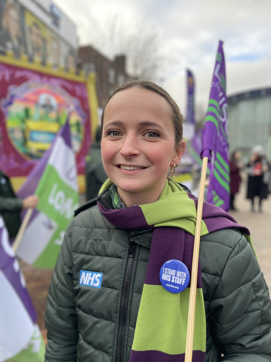 🚨 Either you support the corrupt govt that has destroyed NHS emergency services, or you back our ambulance service colleagues desperate to fix it. I know exactly where I stand. That's why I was so proud to join them today. #SOSNHS #NHSStrikes #AmbulanceStrikes 📷🧵 1/5