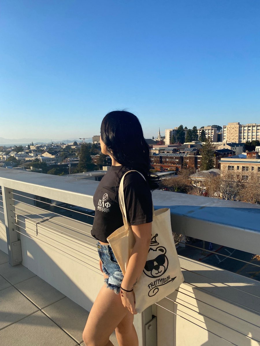 fratty_bear's tweet photo. Wishing everyone a happy and safe holiday season! 🎅✨
#frattybear #greeklife #smallbussiness #greekapparel #fraternity #fraternitylife #gogreek #lambdachi #pilam #ksig #phc #zbt #csun #ucla #usc #fresno #frattybearambassador #ambassadorprogram https://t.co/cUQMeqKRog