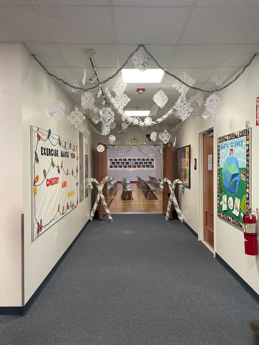 AppleMontSchool's tweet photo. Artists inbound! Our Elementary School hosted its annual Winter Concert &amp; Art Show. This is an exciting showcase for our families to see our students’ stage performances and art talents! 
🎨
#applemontessori #njelementaryschool #elementary #montessorielementary https://t.co/bmwTCt5R8r