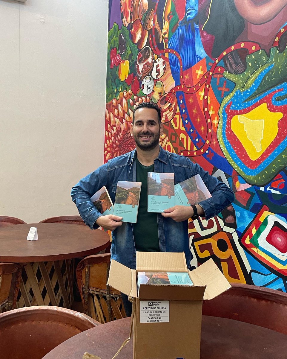 Colsonora's tweet photo. El egresado de la maestría en Ciencias Sociales por El Colegio de Sonora, Diuber Farías Aúcar recibió ediciones de su libro, resultado de su investigación. ¡Felicidades por tu esfuerzo y trabajo! 
#egresadoscolson #libroscolson #colson https://t.co/UAwx5lBQlw