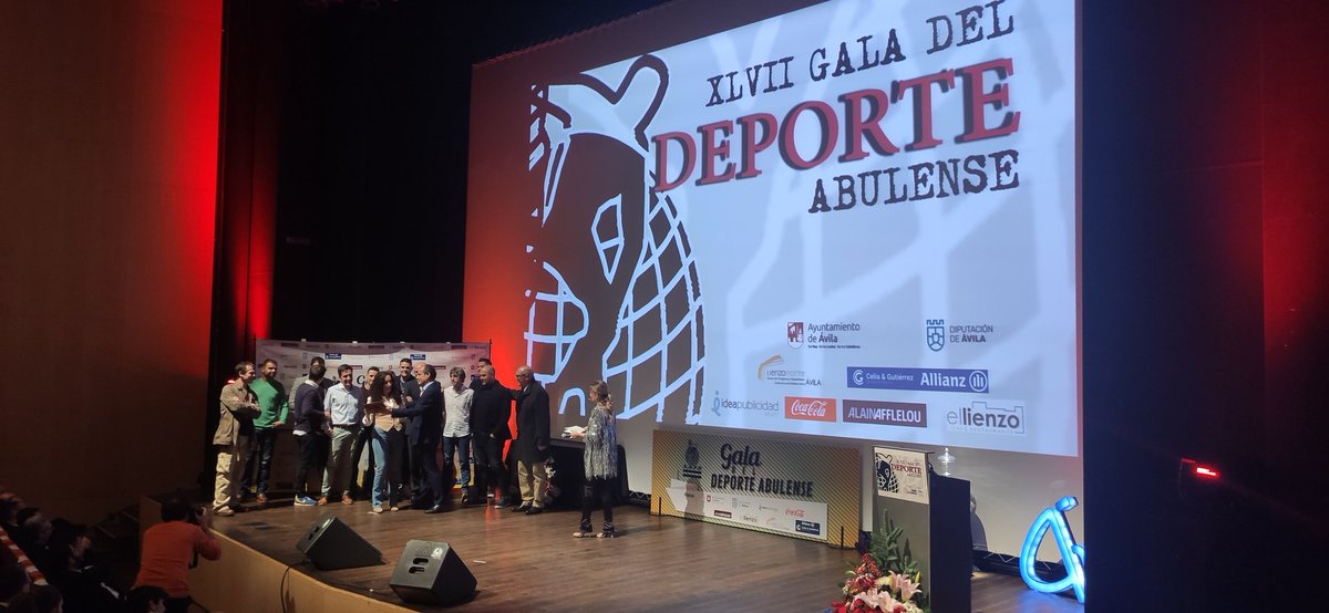diocesavila's tweet photo. Hace 20 años estaba bajo palos, fue un cerrojo para la portería, sus paradas fueron vitales para que su equipo lograra el ascenso Segunda B

Hoy, Félix, 2 entrenador del Cadete B, recibe el homenaje del deporte abulense 

#MeQuedoContigo | #SiempreDioce ⚽

#GaladeldeportedeAvila https://t.co/jol4pm1Bod