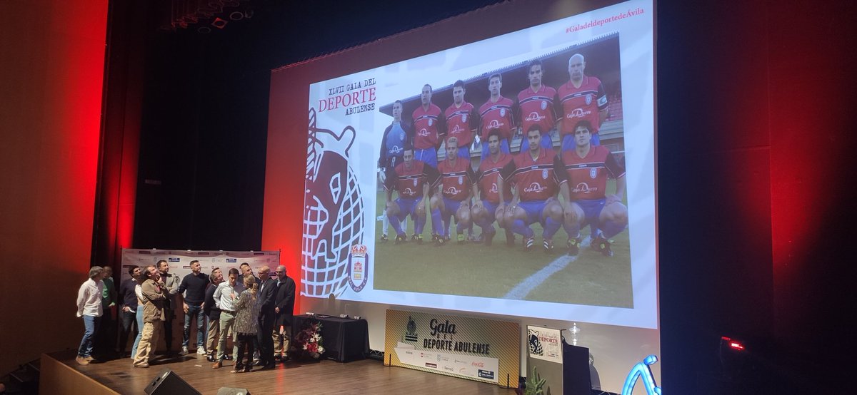 Hace 20 años estaba bajo palos, fue un cerrojo para la portería, sus paradas fueron vitales para que su equipo lograra el ascenso Segunda B

Hoy, Félix, 2 entrenador del Cadete B, recibe el homenaje del deporte abulense 

#MeQuedoContigo | #SiempreDioce ⚽

#GaladeldeportedeAvila