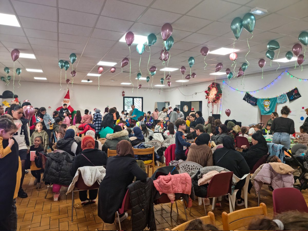 NoraPreziosi's tweet photo. • 𝙇𝙞𝙚𝙣 𝙨𝙤𝙘𝙞𝙖𝙡 👇
À #ValPlan, hier, pour l'inauguration du local de l'#AssocGC et à #FontVert, aujourd'hui, pour le goûter de #Noël de #FemmesFamillesFontVert.
Organisés par des bénévoles, ces évènements favorisent le #liensocial dans nos cités. Ils ont mon soutien ! https://t.co/jcWq72PqJD