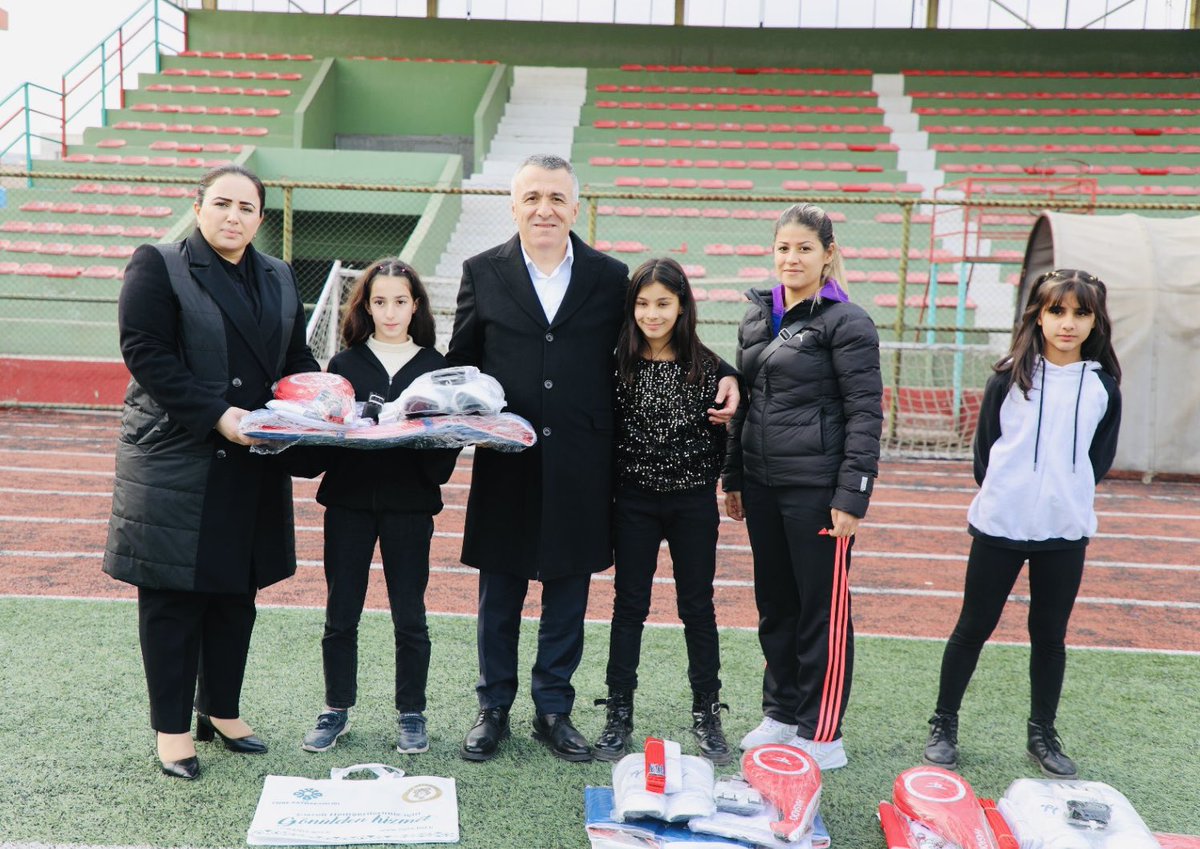 Cizre Belediyesi olarak 120 evladımıza spor malzemesi desteğinde bulunduk. Sayın Valimiz Osman Bilgin’in de teşrif ettiği programla sevgili çocuklarımıza malzemelerini teslim ettik. Cizre Belediyesinin imkanları vatandaşlarımızın huzuru refahı ve mutluluğu için seferber 👍🏻🇹🇷👍🏻🇹🇷