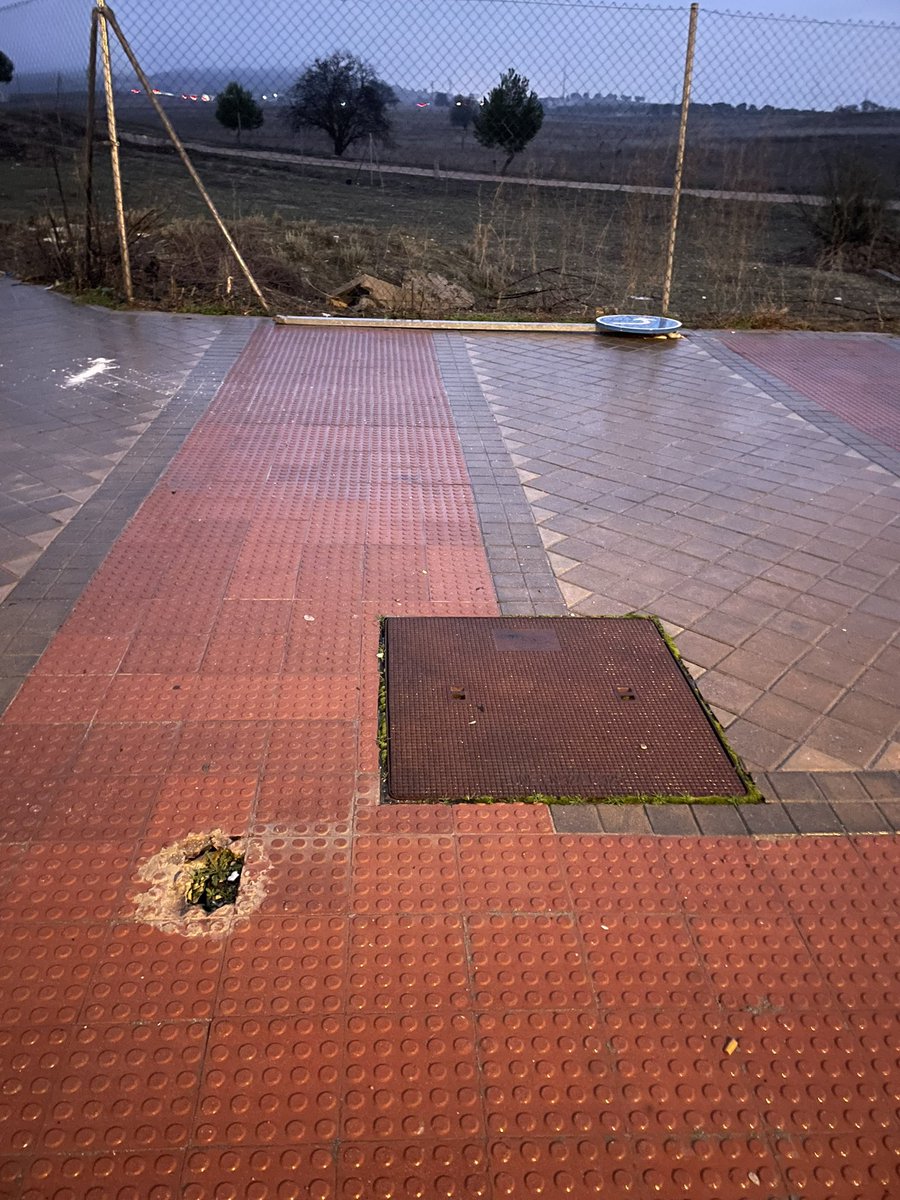 Pintadoazul75's tweet photo. @Ayto_Valdemoro en calle Tebas, se acumulan escombros durante días en la zona de contenedores. El contenedor de residuos tiene roto el pedal, la tapa no se levanta. Hay una señal arrancada desde hace meses. https://t.co/FveyLqaBoC