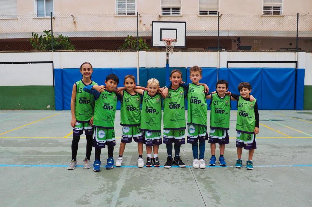 ED_FundacionSMV's tweet photo. 💚| ¡Qué fotos más chulas nos llegan desde los equipos de #Baloncesto del #ColegioDiocesano @Padre_Jacobo!

Los chicos y chicas no se quitan la nueva equipación ni para entrenar 🤩
#SomosEscuelaDeportiva https://t.co/3rMUDOBxAQ