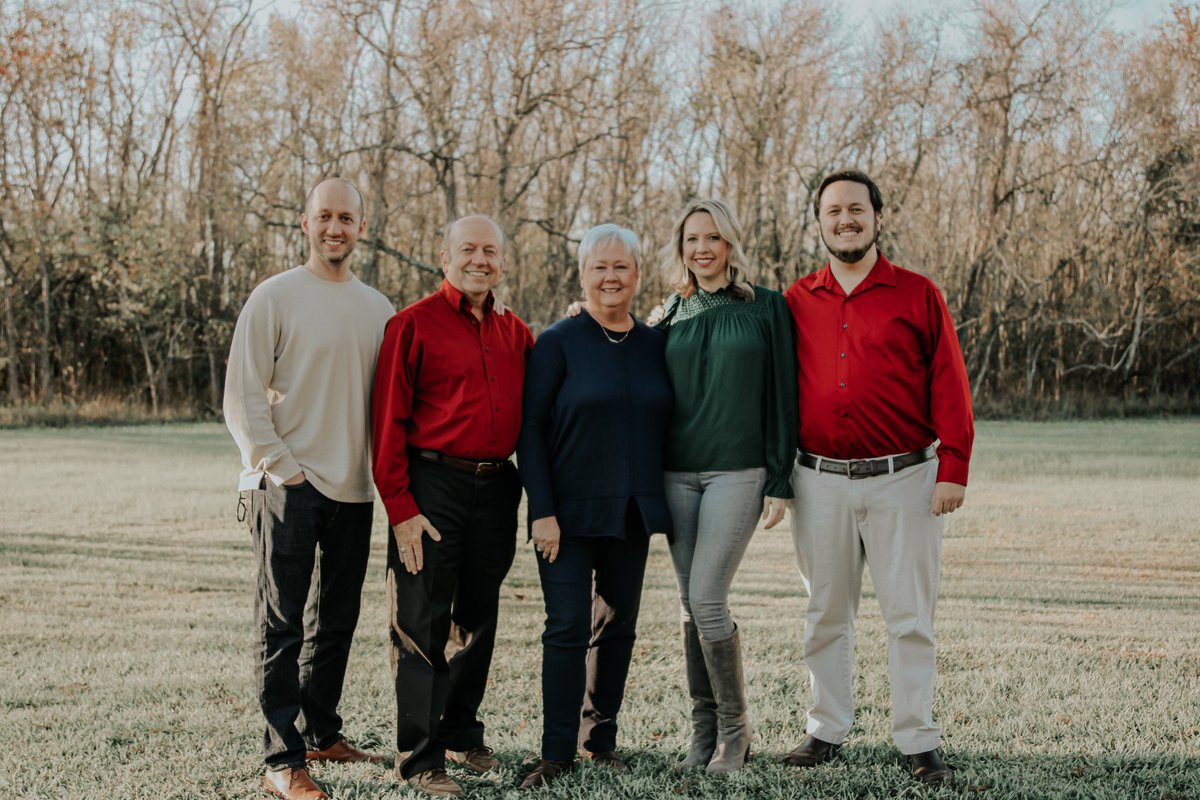 TaylorHuntPhoto's tweet photo. Another beautiful Holiday Family Photoshoot ❤️💚 

• #photography #canonphotography #canon #Winter #December #holidayminisessions #holidayphotoshoot #bookwithme #familyphotoshoot #photographer https://t.co/nBqrcbGcP7
