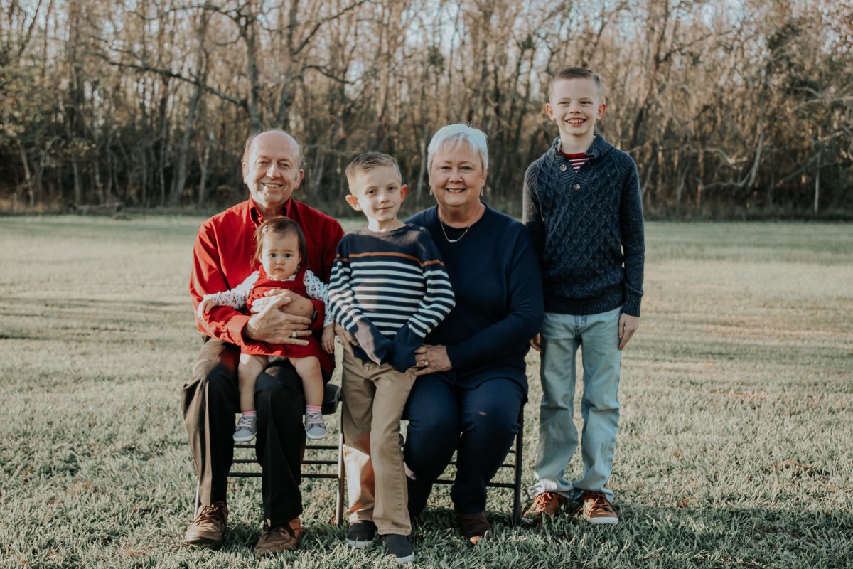 TaylorHuntPhoto's tweet photo. Another beautiful Holiday Family Photoshoot ❤️💚 

• #photography #canonphotography #canon #Winter #December #holidayminisessions #holidayphotoshoot #bookwithme #familyphotoshoot #photographer https://t.co/nBqrcbGcP7