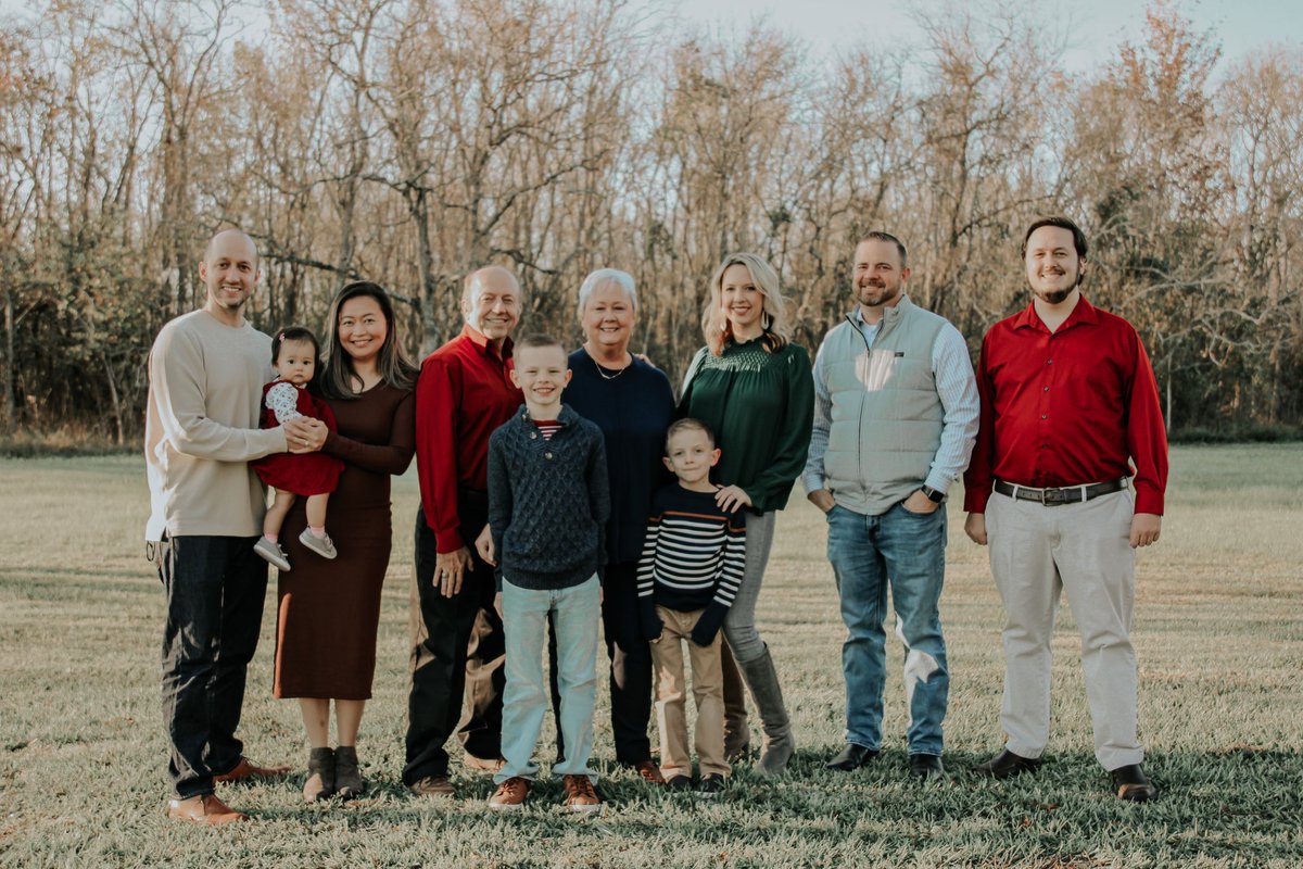 TaylorHuntPhoto's tweet photo. Another beautiful Holiday Family Photoshoot ❤️💚 

• #photography #canonphotography #canon #Winter #December #holidayminisessions #holidayphotoshoot #bookwithme #familyphotoshoot #photographer https://t.co/nBqrcbGcP7