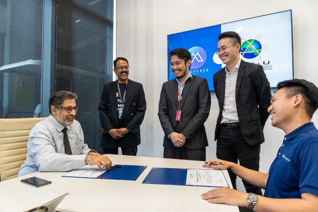 MasverseHub's tweet photo. 🤝Signing of Commemorating Masverse’s Letter of Intent with Asia Pacific University of Technology and Innovation (APU) to Adopt Micro-Credential System for Project L2Earn and Partnership to Offer Malaysia's First NFT Academic Certificates.
#nft #web3learning #malaysia #masverse https://t.co/wT6yzOawhp