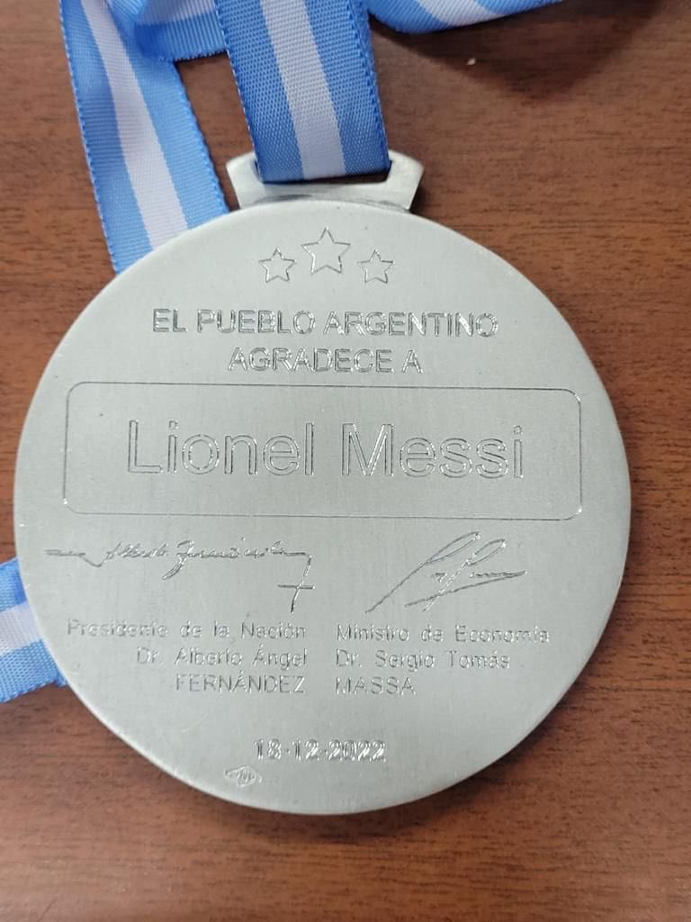 Alberto Fernández y Massa les iban a entregar medallas con sus nombres. Todo para la foto. Se las tuvieron que meter en el orto. Nuevamente, mil gracias jugadores.