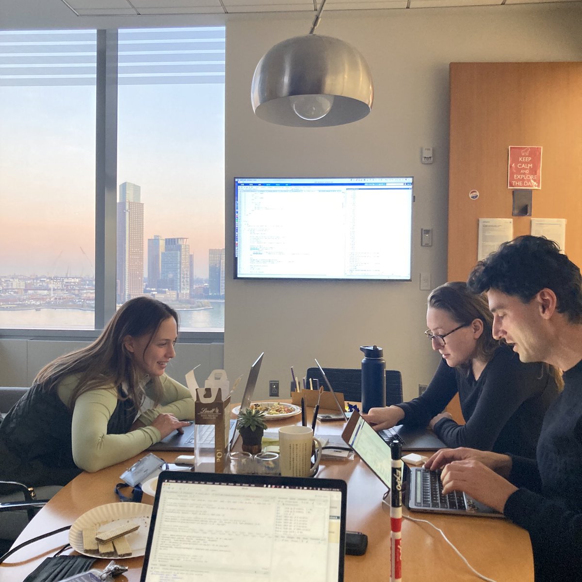 Labs that code together… <a href="/ItaiYanai/">Itai Yanai</a> <a href="/katie_ventre/">Katie Ventre</a> <a href="/debbie_liberman/">Debbie Liberman</a> ✨ #sunsetscience