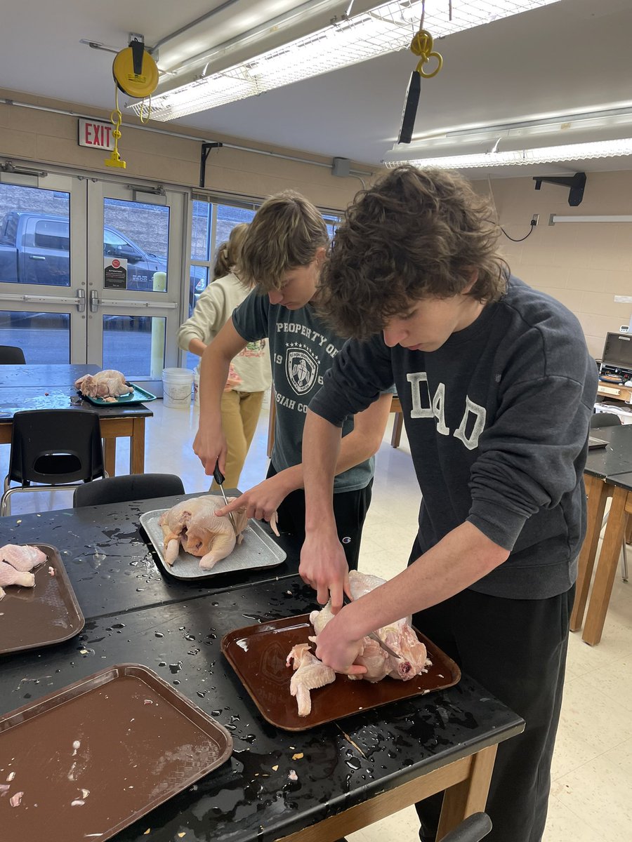 DJR_131's tweet photo. It is time for our annual chicken processing days! 🐔🐓🍗
Huge thank you to Tim Moyer for teaching our #AnSci and #FoodSci students the process of eviscerating and cutting the chicken into retail cuts!
Thankful for great community partners! #TeachAg https://t.co/9yP29CLoyX