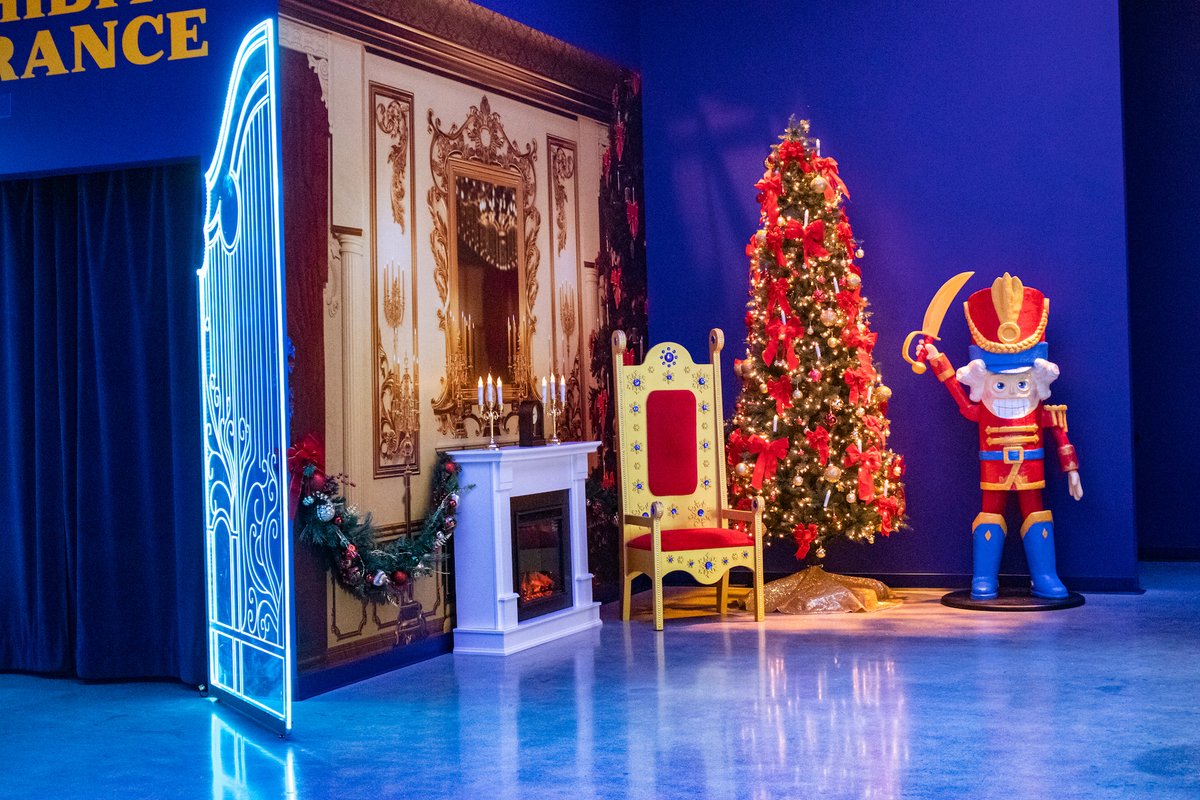 vangoghvegas's tweet photo. It's beginning to look a lot like Christmas! 🎄🎶

Check out the holiday decor @CrystalsLV &amp; here at Lighthouse ArtSpace #LasVegas before seeing The #ImmersiveNutcracker: A Winter Miracle! We have select showtimes on Christmas Eve &amp; Christmas Day. ❄️🩰

🎟 https://t.co/bJzsUGUGzH https://t.co/vu1yvyNPll