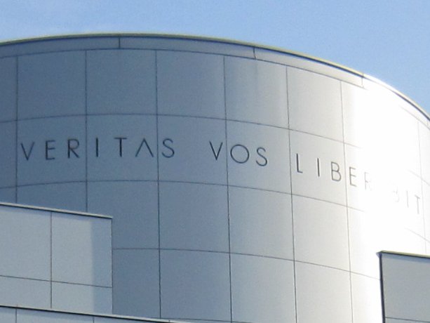 fujisawa_uruu's tweet photo. とある大学図書館の外壁に「VERITAS VOS LIBERABIT（真理はあなたたちを自由にする）」と書かれていて、18歳の私はいたく感動した覚え。
原文とは"あなたたち"と"われら"が異なるけれど、国立国会図書館法の前文にも書かれているこの言葉は新約聖書のヨハネ福音書が元になっているという。 https://t.co/CLCuL6udq7