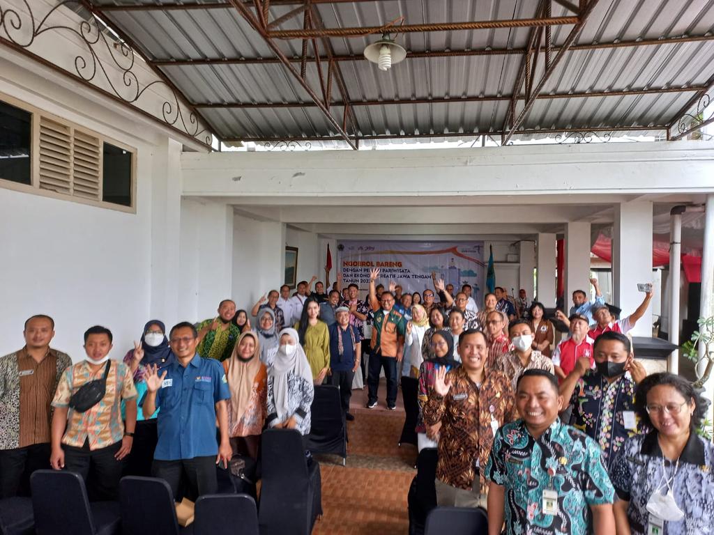 Disporapar Jateng #JelajahJatengSekarang (@disporaparjtg) on Twitter photo Walikota Salatiga <a href="/Sinoeng69/">Sinung N. Rachmadi</a>
Ngobrol bareng pelaku pariwisata dan ekonomi kreatif. #JatengGayeng Walikota Salatiga <a href="/Sinoeng69/">Sinung N. Rachmadi</a>
Ngobrol bareng pelaku pariwisata dan ekonomi kreatif. #JatengGayeng