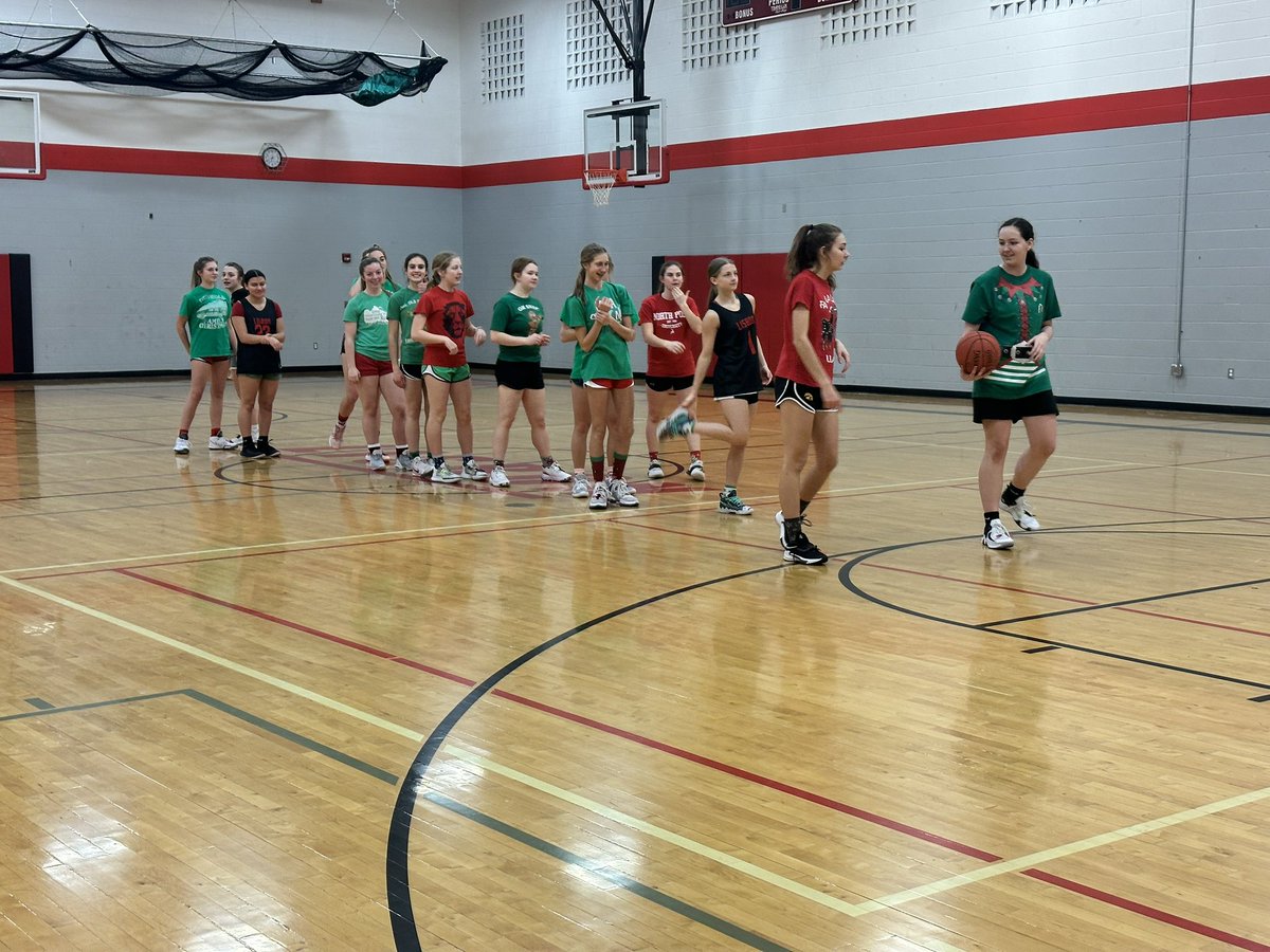 Lisbongirlsbba1's tweet photo. Merry Christmas from our #Family to yours! 🎄🫶🏻🦁 our annual holiday practice was fun! Looking forward to some rest days, sleep, time with family, food, and traditions. We sure are thankful for one another! ✨🤩 https://t.co/z2ndh43BT3