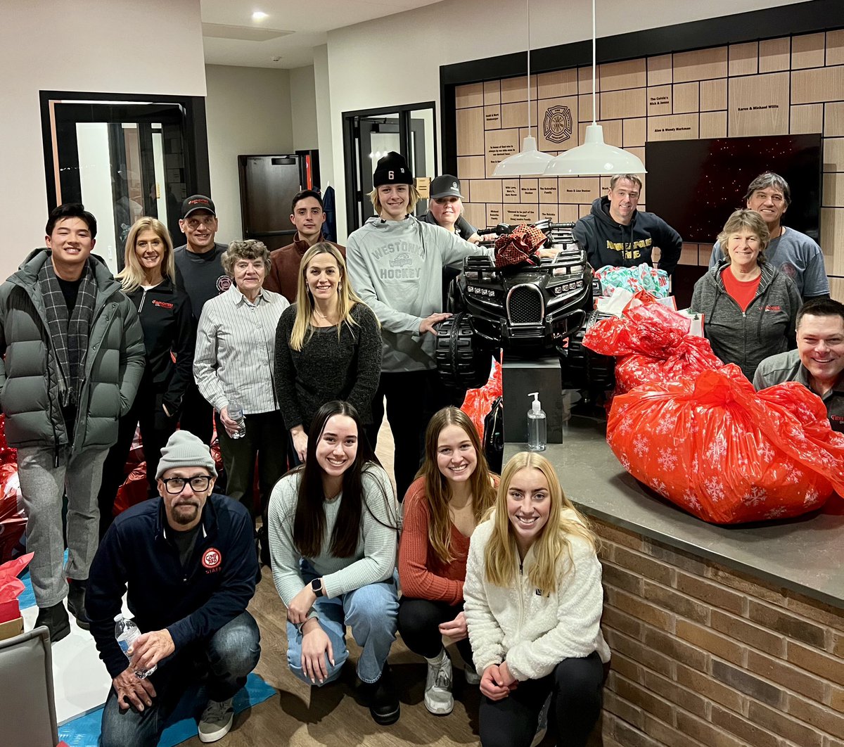 📮📝🎄🎄🎄Christmas Blessing Phase 2: Wrap with ribbon, love &amp; bows. Thankful for our volunteers. 🎄🎄🎄🚒🚨