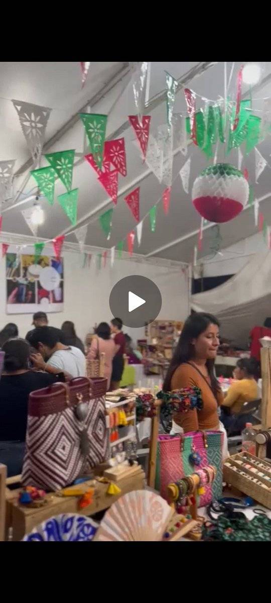 BasilioRamirezG's tweet photo. #EsterMerinoBadiola y su hija #AlejandraMerino son lideresas de ambulantes de la Expoferia de Santo Domingo. Detrás del rechazo de instalación de desplazados #triquis de #Copala en el centro de #Oaxaca, existen intereses económicos @CIDH @lopezobrador_ @JulissaMantill6 https://t.co/Zq7S3scGJ0