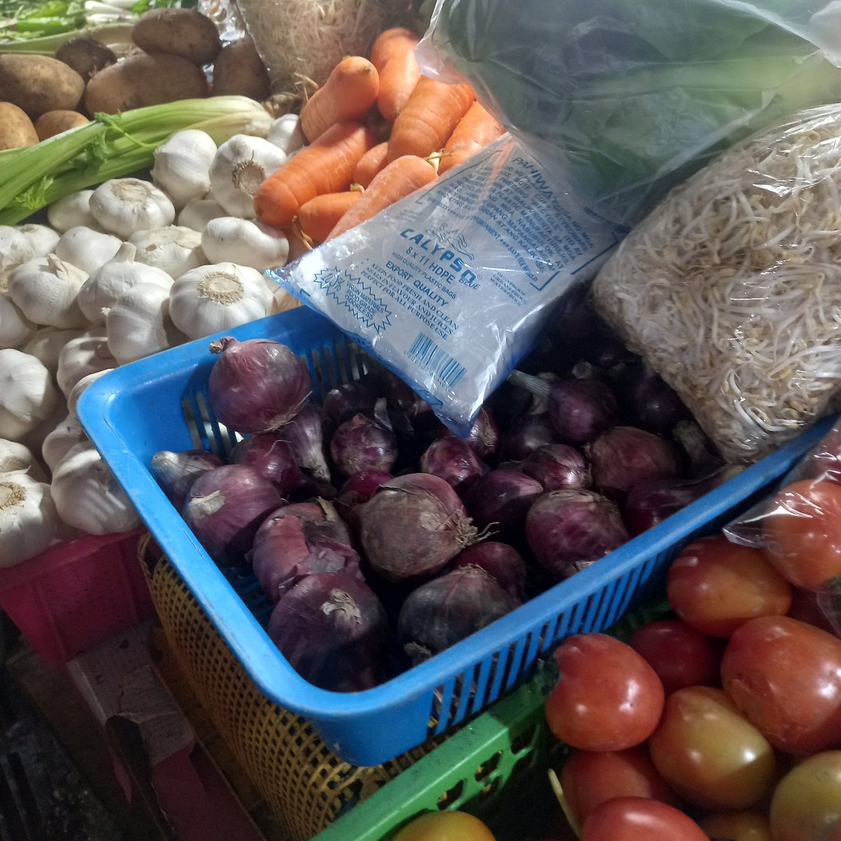 maanpamaran's tweet image. P420/kg na ang sibuyas sa palengke. Unity!