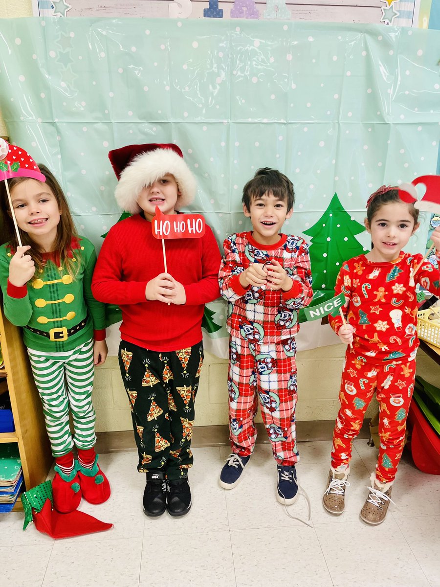 Mrs_Casaletto's tweet photo. We had an amazing Christmas party! 🎅🏻🎄🎅🏻🎄 @CCSPrincipal #firstgradeisthebestgrade https://t.co/61R5KJXF0b
