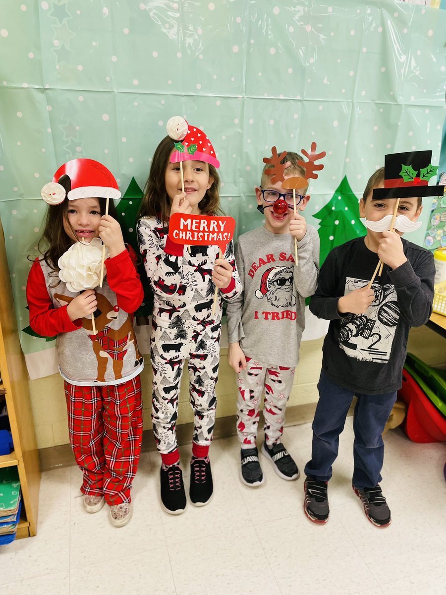 Mrs_Casaletto's tweet photo. We had an amazing Christmas party! 🎅🏻🎄🎅🏻🎄 @CCSPrincipal #firstgradeisthebestgrade https://t.co/61R5KJXF0b