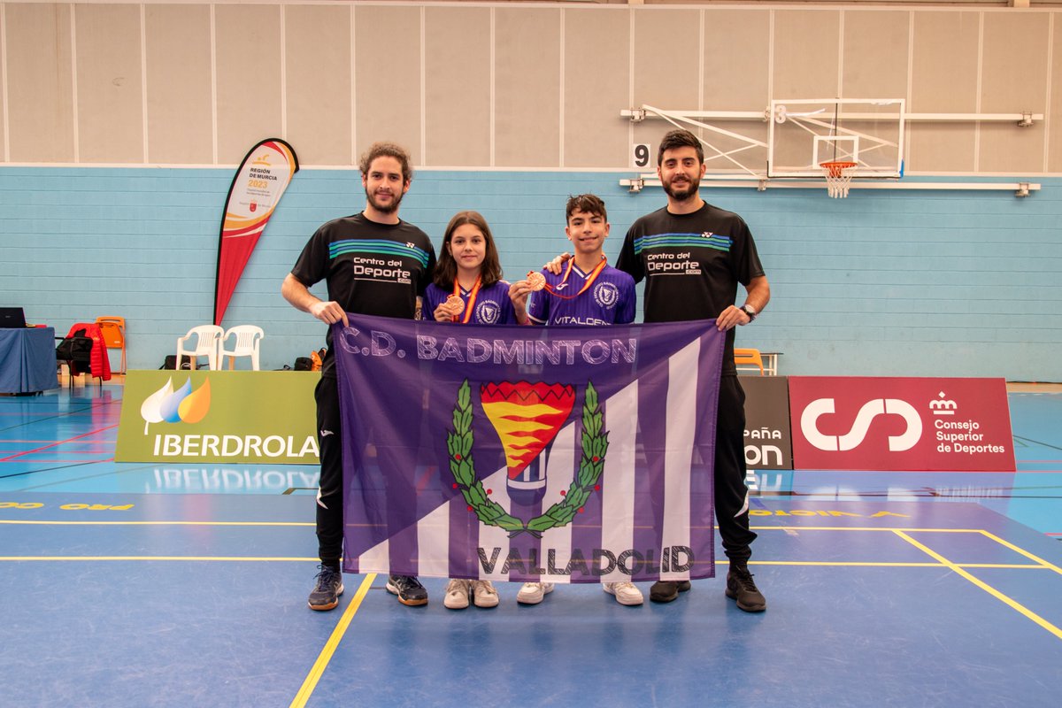 BadmValladolid's tweet photo. 🇪🇸  | ¡HISTÓRICO CAMPEONATO DE ESPAÑA S13 "SE BUSCA CAMPEÓN"! 🔥

¡¡CLARA VIDAL e IKER BARTOLOMÉ consiguen en dobles mixto la medalla de bronce en el #CampeonatoEspaña en Las Torres de Cotillas (Murcia) este fin de semana!! 🥉🔝

¡Segundo metal para ellos! 🤩

#CORAZÓNPucelano 💜 https://t.co/fTb4Fv4pK4