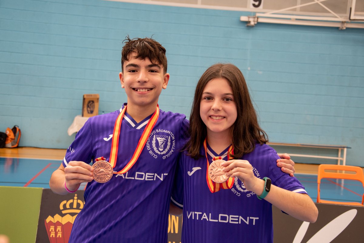 BadmValladolid's tweet photo. 🇪🇸  | ¡HISTÓRICO CAMPEONATO DE ESPAÑA S13 "SE BUSCA CAMPEÓN"! 🔥

¡¡CLARA VIDAL e IKER BARTOLOMÉ consiguen en dobles mixto la medalla de bronce en el #CampeonatoEspaña en Las Torres de Cotillas (Murcia) este fin de semana!! 🥉🔝

¡Segundo metal para ellos! 🤩

#CORAZÓNPucelano 💜 https://t.co/fTb4Fv4pK4